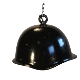 Lampa ze staré hasičské helmy